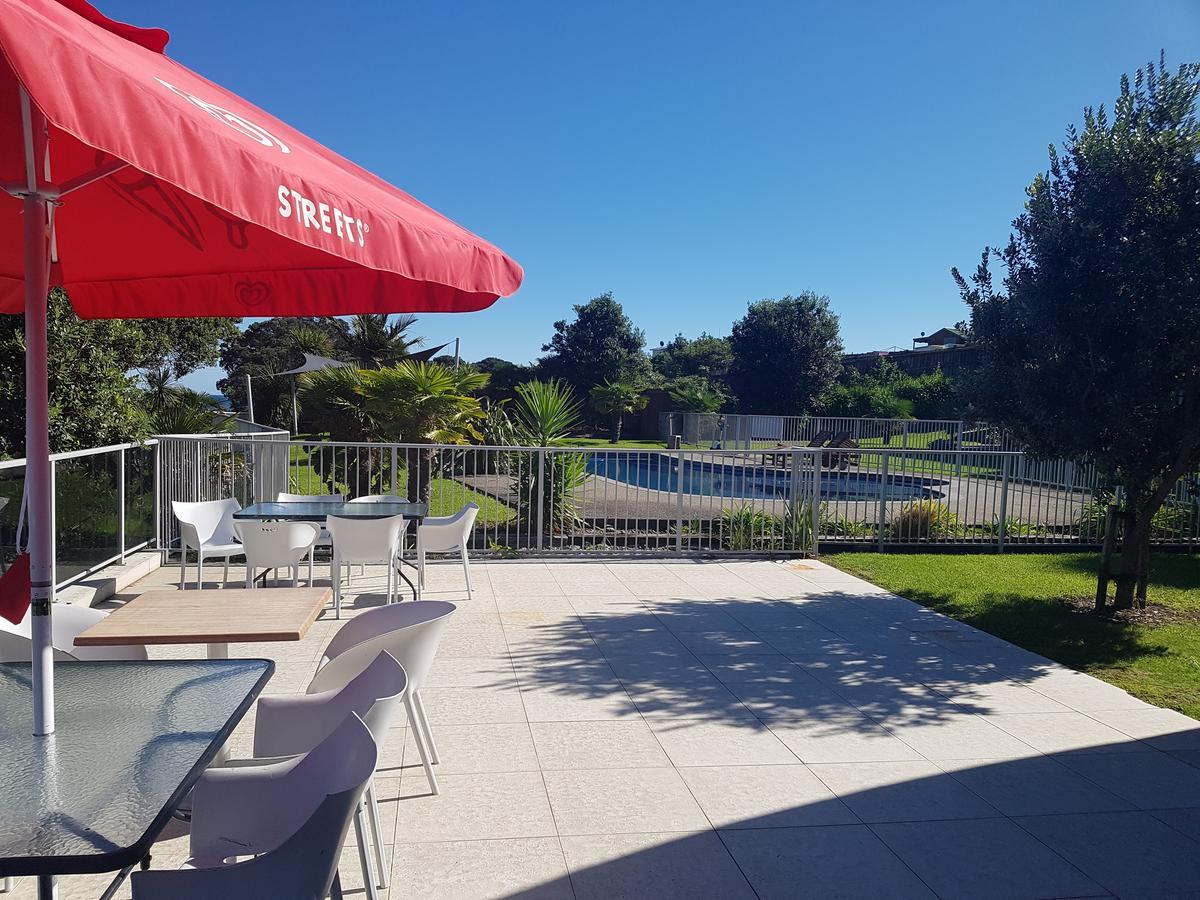 Te Kaha Beach Hotel Buitenkant foto