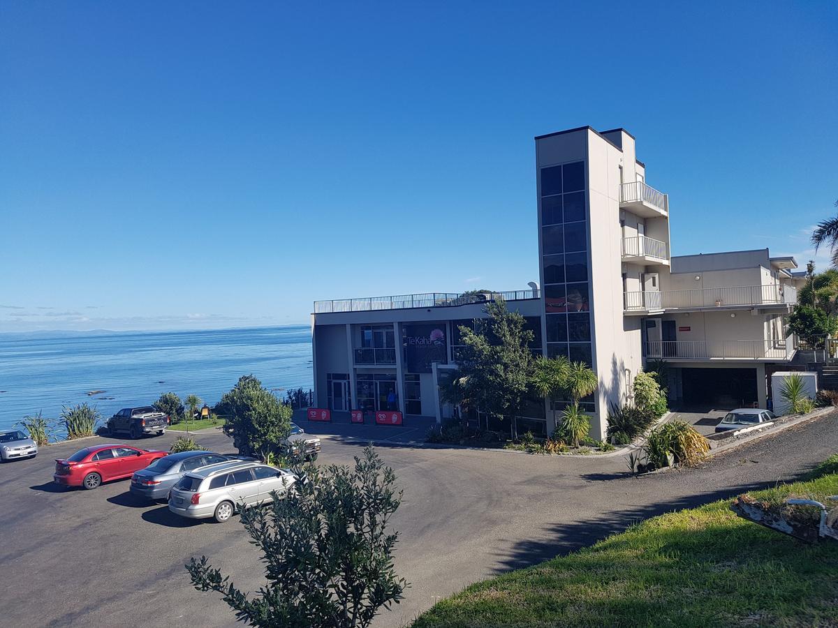 Te Kaha Beach Hotel Buitenkant foto